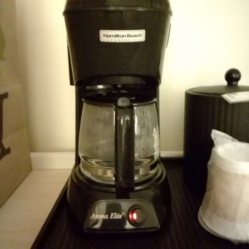 ハワイのホテルの汚れたコーヒーメーカー