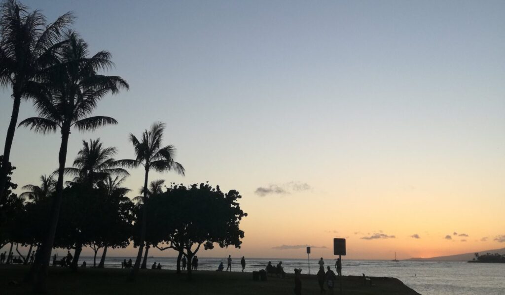 ハワイアラモアナビーチパークの夕日