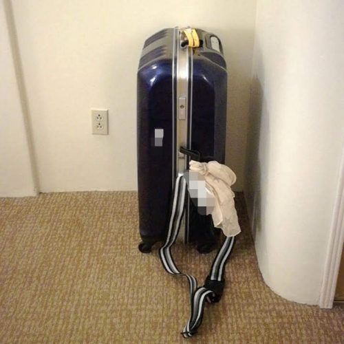 ロックされて開かないスーツケース
