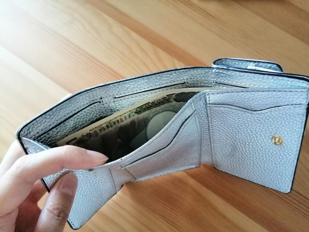 ハシバミ三つ折り財布のお札入れが幅広で使いやすい