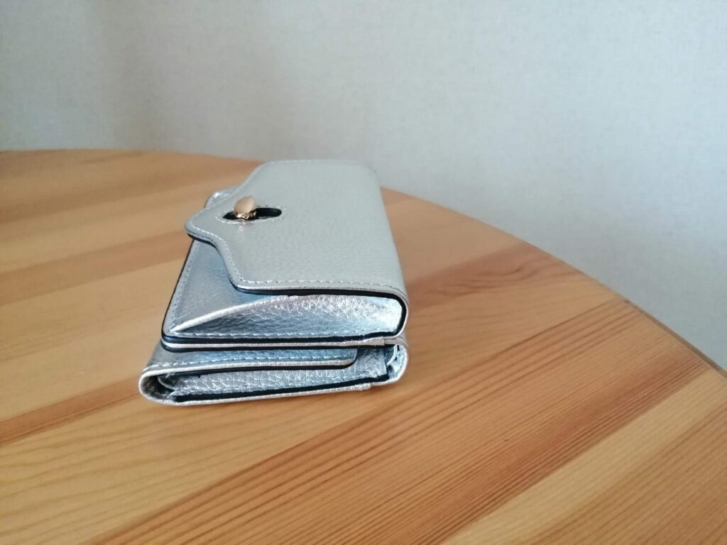 ハシバミ三つ折り財布はコンパクトサイズでミニマリストにおすすめ