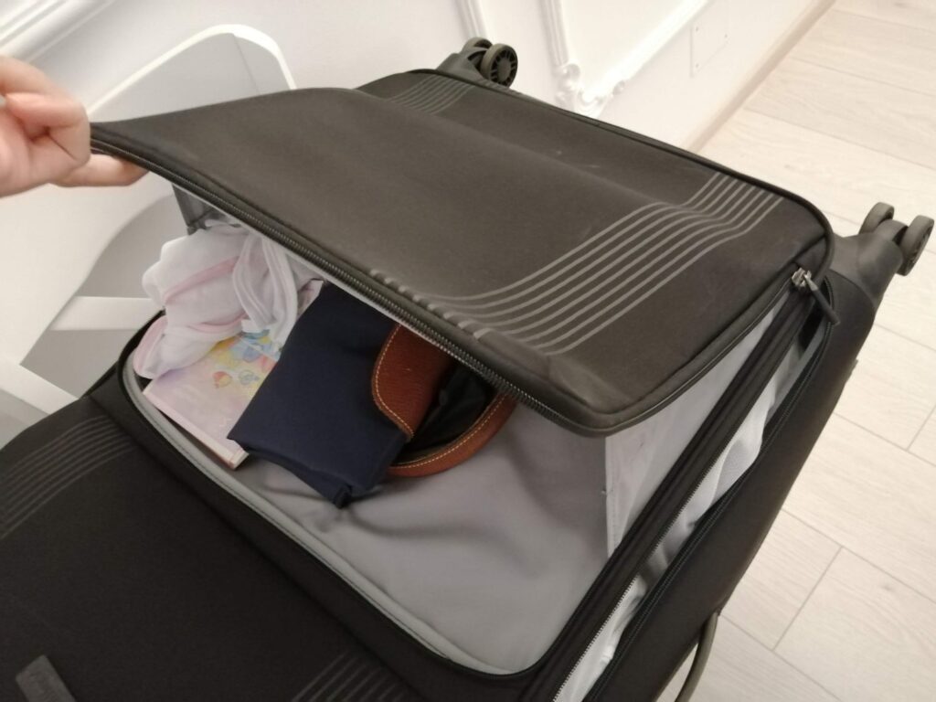 布製スーツケースの外側ポケットが便利