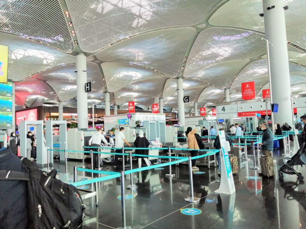 イスタンブール国際空港入り口の手荷物検査
