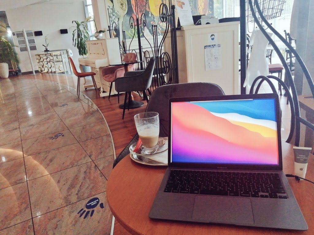 Macbook Airでホテルのカフェで仕事してみた