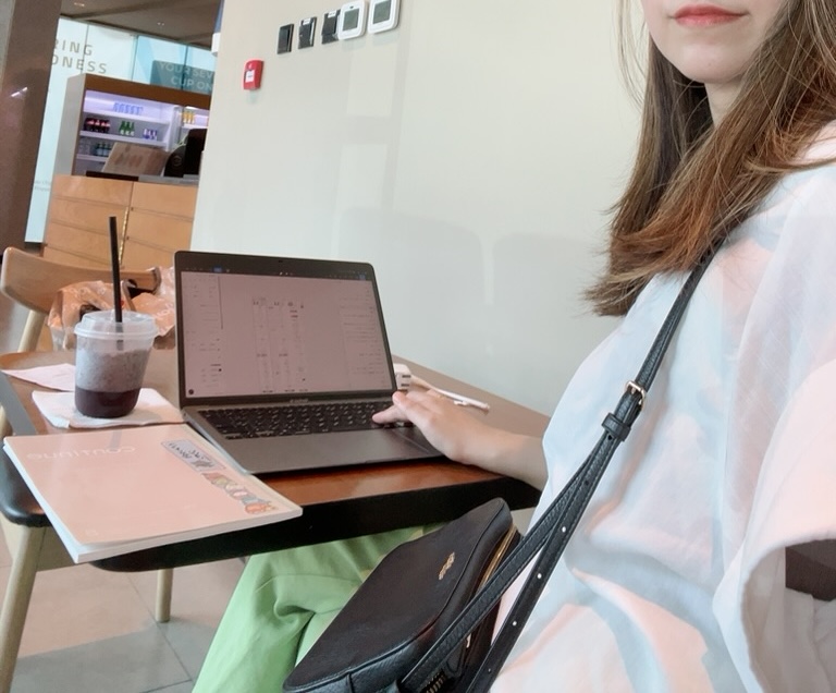 海外のカフェで仕事します